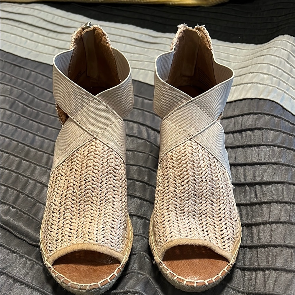 GENTLE SOULS EUC Elegant Beige Woven Women's Sandals